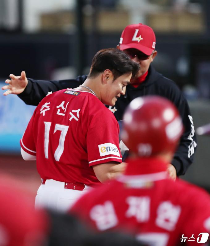24일 오후 부산 사직야구장에서 열린 '2024 신한 SOL 뱅크 KBO리그' 롯데 자이언츠와 SSG 랜더스의 경기, 2회말 SSG 추신수가 한미 2000안타 기록을 달성한 후 이숭용 감독에게 축하를 받고 있다. 2024.4.24/뉴스1 ⓒ News1 윤일지 기자