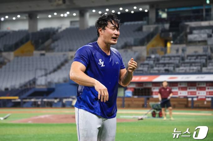 [사진] 돌부처 오승환도 웃게 만든 물세례