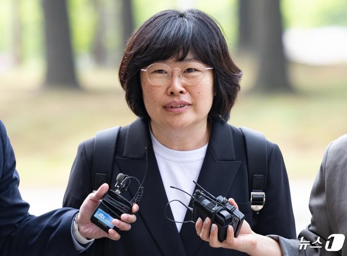 유재은 국방부 법무관리관이 26일 오전 '해병대 채 상병 사망사건 수사 외압 의혹' 관련 소환조사를 받기위해 경기도 과천시 고위공직자범죄수사처(공수처)에 출석하고 있다. 2024.4.26./뉴스1 ⓒ News1 이재명 기자