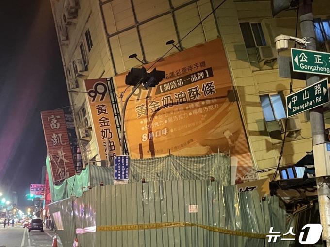 23일(현지시간) 대만 화롄의 호텔 건물이 지진으로 크게 기울어진 모습이 보인다. 2024.04.23 ⓒ AFP=뉴스1 ⓒ News1 우동명 기자