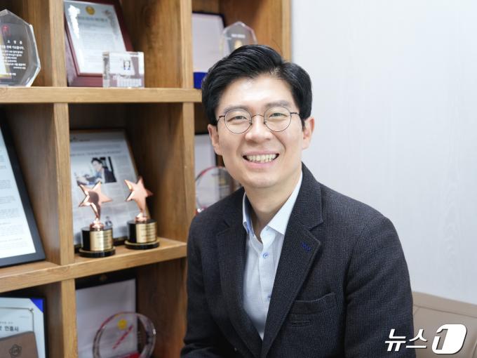 조정훈 서울 마포갑 당선인 겸 국민의힘 총선백서 태스크포스(TF) 위원장이 26일 오전 서울 마포구 지역구 사무실에서 뉴스1과 인터뷰를 가졌다. (조정훈 의원실 제공) ⓒ 뉴스1