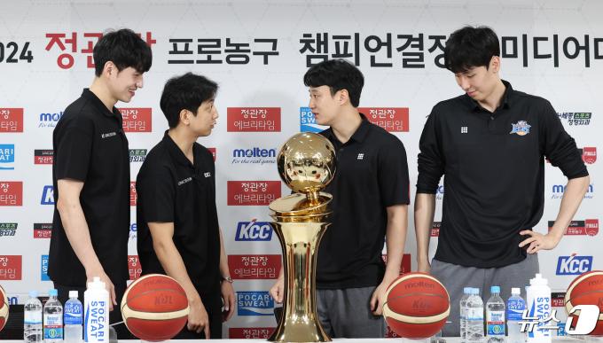 수원 KT 허훈(왼쪽 두 번째)과 부산 KCC 허웅(왼쪽 세 번째)이 25일 서울 강남구 논현동 KBL센터에서 열린 2023-2024 정관장 프로농구 챔피언결정전 미디어데이에서 대화하고 있다. 2024.4.25/뉴스1 ⓒ News1 김성진 기자