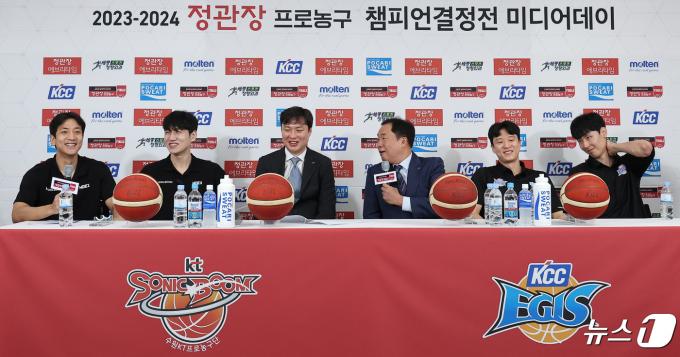 부산 KCC 전창진 감독(왼쪽 네 번째)과 수원 KT 허훈(왼쪽 첫 번째)이 25일 서울 강남구 논현동 KBL센터에서 열린 2023-2024 정관장 프로농구 챔피언결정전 미디어데이에서 설전을 벌이고 있다. 2024.4.25/뉴스1 ⓒ News1 김성진 기자