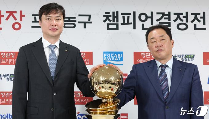 수원 KT 송영진 감독(왼쪽)과 부산 KCC 전창진 감독이 25일 서울 강남구 논현동 KBL센터에서 열린 2023-2024 정관장 프로농구 챔피언결정전 미디어데이에서 기념촬영을 하고 있다. 2024.4.25/뉴스1 ⓒ News1 김성진 기자