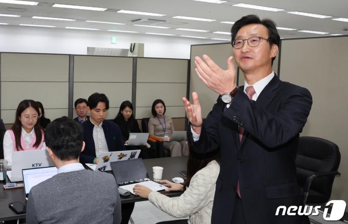 제12차 한미 방위비분담특별협정(SMA) 협상대표에 임명된 이태우 전 주시드니총영사가 5일 서울 도렴동 외교부 기자실을 방문해 소감을 말하고 있다. 2024.3.5/뉴스1 ⓒ News1 허경 기자