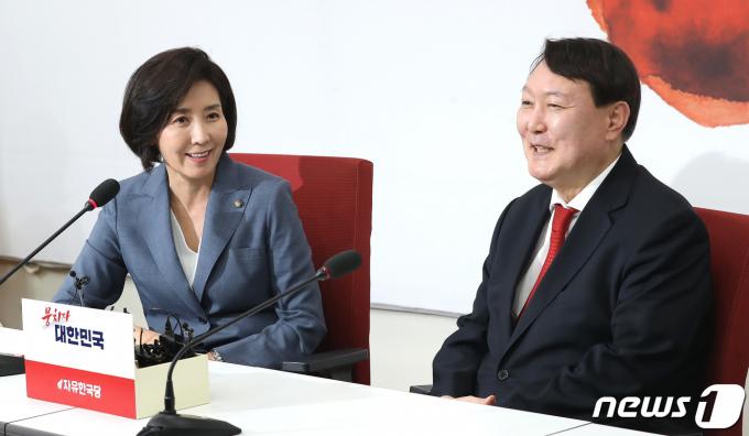 2019년 8월 8일 윤석열 신임 검찰총장이 서울 여의도 국회에서 나경원 자유한국당 원내대표를 예방, 이야기를 나누고 있다. 2019.8.8/뉴스1 ⓒ News1 임세영 기자