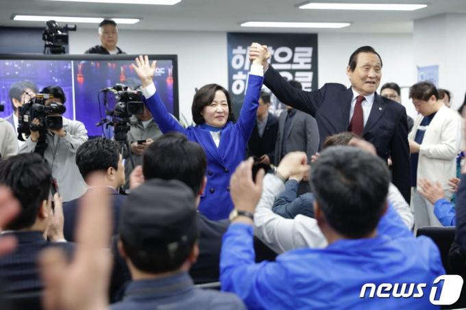 제22대 총선 경기 하남갑에 출마한 추미애 더불어민주당 후보가 11일 오전 경기 하남시에 마련된 선거사무소에서 당선이 확실시되자 미소를 짓고 있다.(추미애 선거캠프 제공)2024.4.11/뉴스1 ⓒ News1 양희문 기자