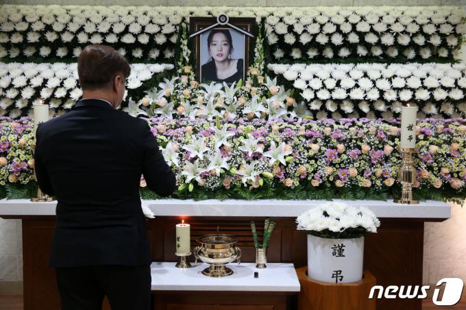 가수 고 구하라의 일반 빈소가 마련된 서울 강남 성모병원 장례식장에서 관계자가 조문객을 받을 준비를 하고 있다. 2019.11.25/뉴스1 ⓒ News1 사진공동취재단