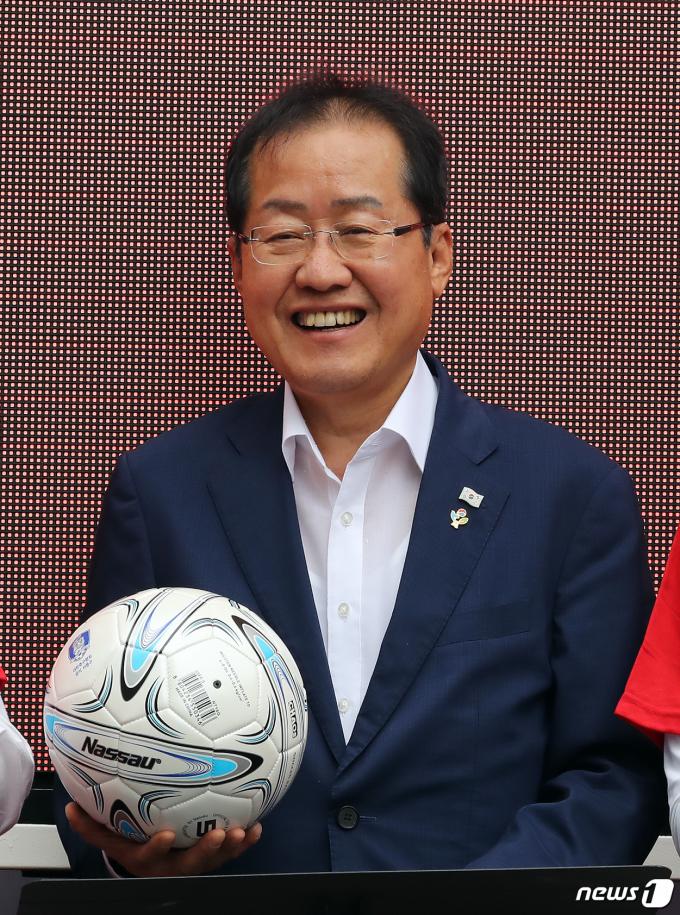 2018년 6월 10일 당시 홍준표 자유한국당 대표가 충남 천안시 아라리오 조각광장에서 열린 '이긴다! 충남가즈아!' 총력 유세에서 우리나라의 성공적인 러시아 월드컵 성적을 기원하는 축구공 던지기 이벤트를 하고 있다. 2018.6.10/뉴스1 ⓒ News1 DB