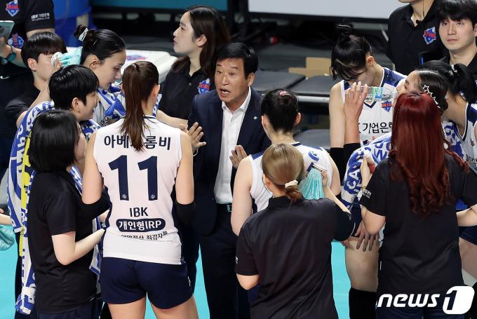 김호철 IBK기업은행 감독이 29일 서울 중구 장충체육관에서 열린 여자프로배구 2023-2024 도드람 V리그 GS칼텍스와 IBK기업은행의 경기에서 선수들에게 작전지시를 내리고 있다. 2023.11.29/뉴스1 ⓒ News1 이동해 기자