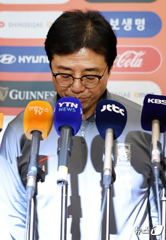 황선홍 U-23 대한민국 축구 국가대표팀 감독이 27일 오후 인천국제공항을 통해 귀국해 인터뷰를 하고 있다. 지난 1988년 서울 올림픽 이후 10회 연속 본선 무대를 노렸던 U-23 대한민국 축구 국가대표팀은 카타르 도하에서 열린 2024 아시아축구연맹(AFC) U23 아시안컵 인도네시와의 8강전에서 패해 파리행 티켓을 잡지 못하고 고개를 숙였다. 2024.4.27/뉴스1 ⓒ News1 이동해 기자