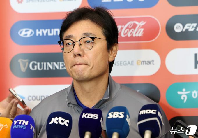 황선홍 U-23 대한민국 축구 국가대표팀 감독이 27일 오후 인천국제공항을 통해 귀국해 인터뷰를 하고 있다. 지난 1988년 서울 올림픽 이후 10회 연속 본선 무대를 노렸던 U-23 대한민국 축구 국가대표팀은 카타르 도하에서 열린 2024 아시아축구연맹(AFC) U23 아시안컵 인도네시와의 8강전에서 패해 파리행 티켓을 잡지 못하고 고개를 숙였다. 2024.4.27/뉴스1 ⓒ News1 이동해 기자