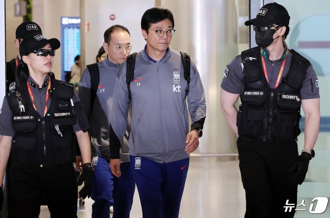U-23 대한민국 축구 국가대표팀 황선홍 감독과 선수들이 27일 오후 인천국제공항을 통해 귀국하고 있다. 지난 1988년 서울 올림픽 이후 10회 연속 본선 무대를 노렸던 U-23 대한민국 축구 국가대표팀은 카타르 도하에서 열린 2024 아시아축구연맹(AFC) U23 아시안컵 인도네시와의 8강전에서 패해 파리행 티켓을 잡지 못하고 고개를 숙였다. 2024.4.27/뉴스1 ⓒ News1 이동해 기자