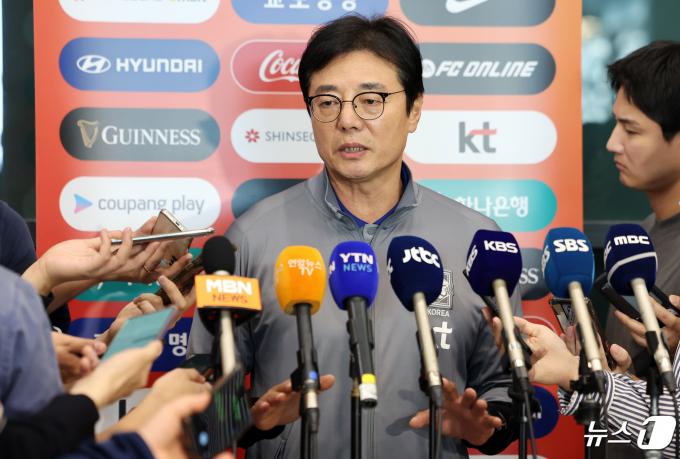 [사진] 귀국 인터뷰 하는 황선홍 감독