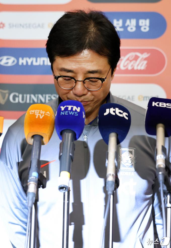 [사진] 고개 숙인 황선홍 감독