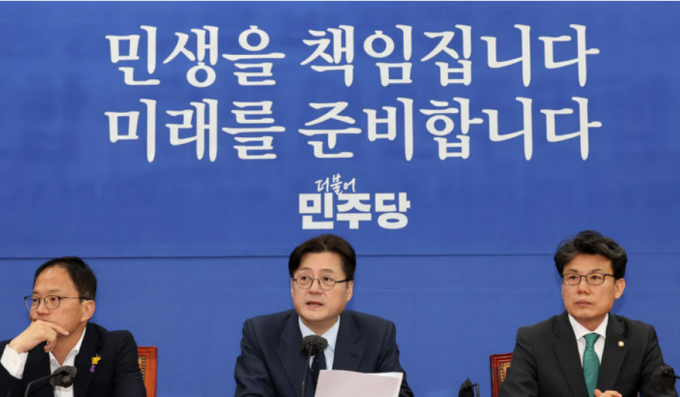 홍익표 더불어민주당 원내대표가 4·27판문점선언 6주년을 맞아 "평화의 길을 열기 위한 남과 북의 대화가 시작돼야한다"고 밝혔다. 사진은 지난 25일 서울 여의도 국회에서 열린 정책조정회의에 참석해 발언하는 홍 원내대표. /사진=뉴시스