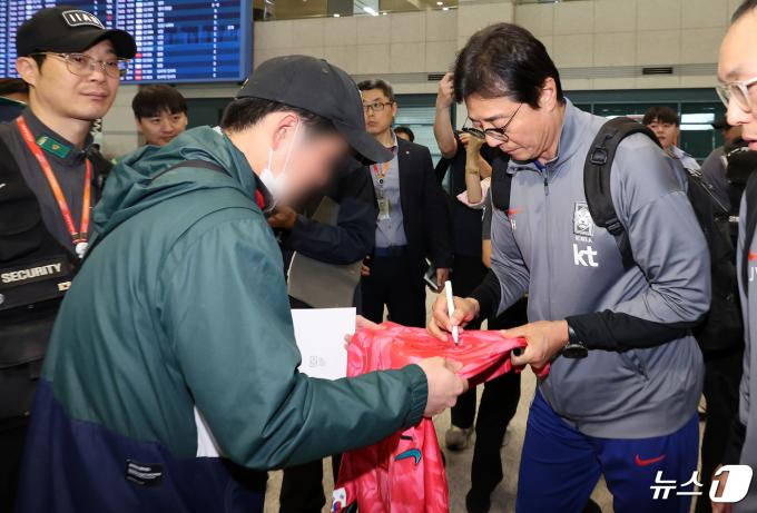 [사진] '황선홍 U-23 축구대표팀 감독 귀국'