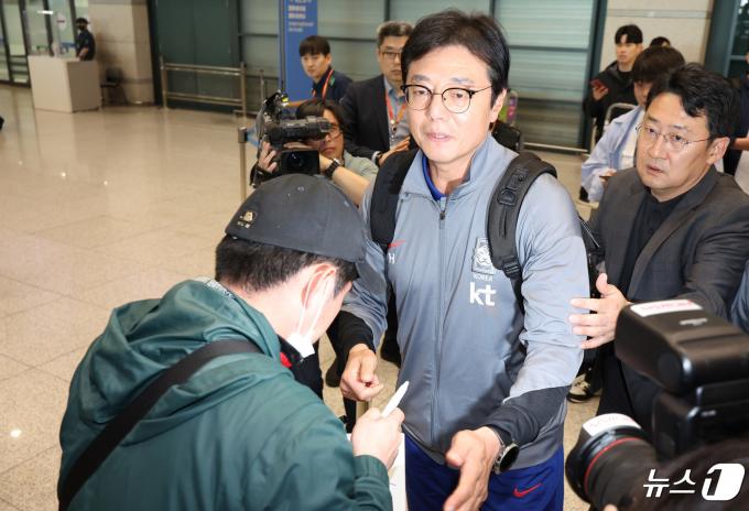 [사진] 황선홍 U-23 축구대표팀 감독 빈손 귀국