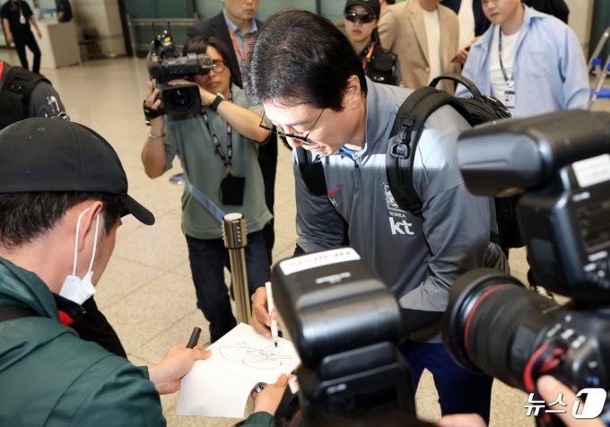 [사진] 황선홍 감독, 축구 팬에게 사인