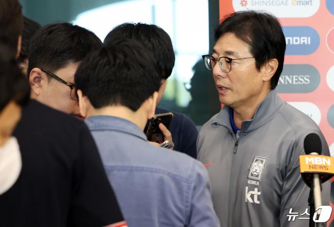 [사진] 귀국 인터뷰 마치고 자리 뜨는 황선홍 감독