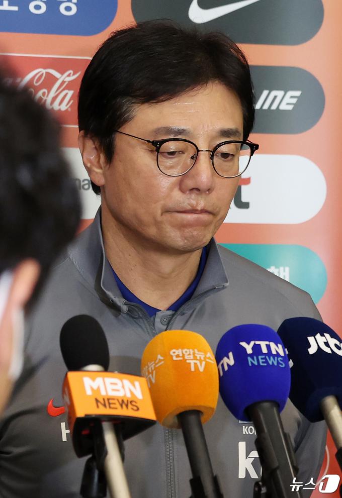 [사진] 착잡한 표정 짓는 황선홍 감독