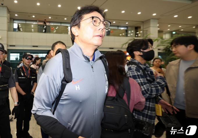 [사진] 귀국 인터뷰 마치고 공항 나서는 황선홍 감독