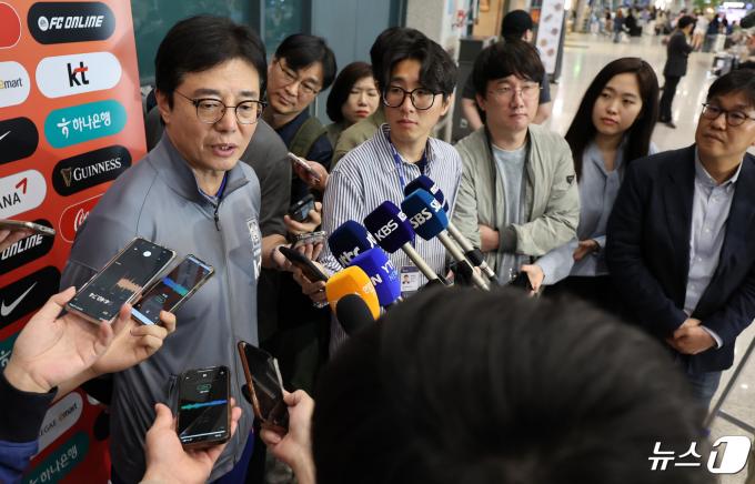 [사진] 귀국 인터뷰 갖는 황선홍 감독