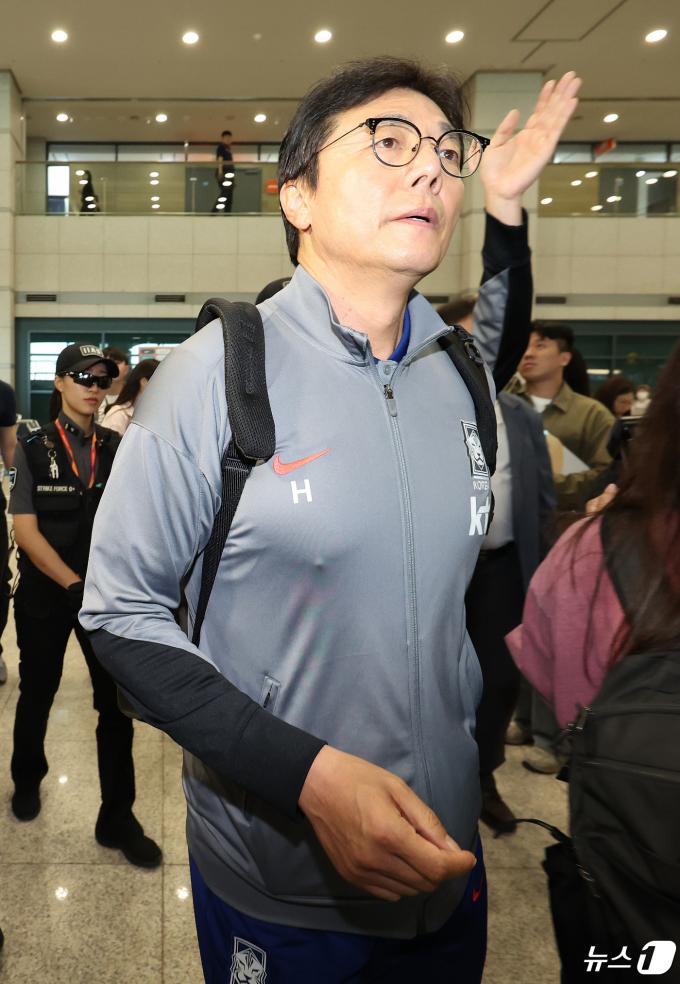 [사진] '귀국 인터뷰 마치고 공항 나서는 황선홍 감독'