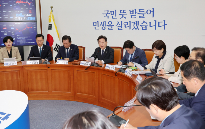 더불어민주당이 국민의힘을 향해 5월 임시국회 소집을 촉구했다. 사진은 지난 26일 오전 서울 여의도 국회에서 열린 더불어민주당 최고위원회의./사진=뉴시스
