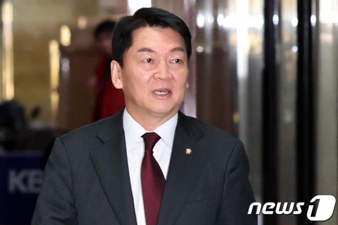 안철수 국민의힘 의원이 14일 오후 서울 여의도 국회에서 윤재옥 원내대표와의 면담을 위해 원내대표실로 발걸음을 옮기고 있다. 2023.11.14/뉴스1 ⓒ News1 황기선 기자