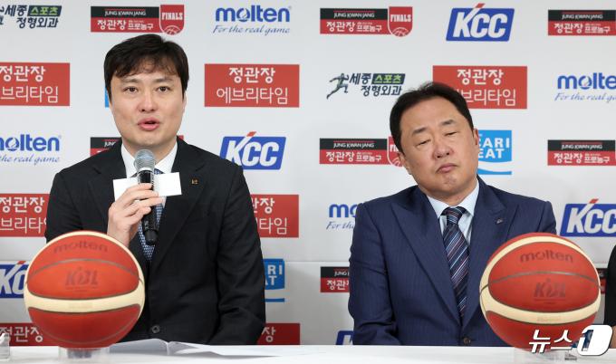 수원 KT 송영진 감독(왼쪽)이 25일 서울 강남구 논현동 KBL센터에서 열린 2023-2024 정관장 프로농구 챔피언결정전 미디어데이에서 출사표를 밝히고 있다. 2024.4.25/뉴스1 ⓒ News1 김성진 기자