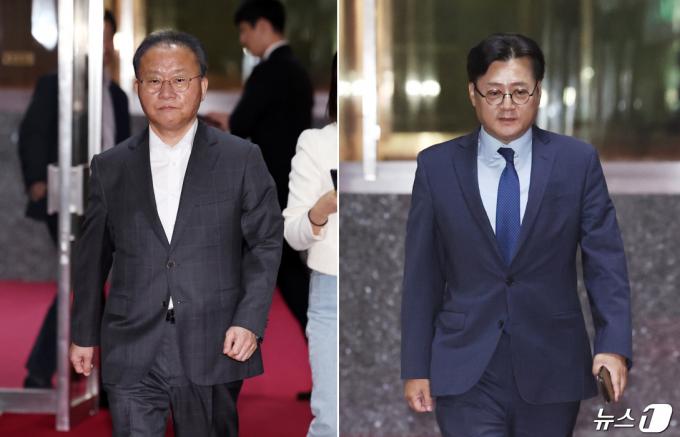 윤재옥 국민의힘 원내대표 겸 대표 권한대행(왼쪽)과 홍익표 더불어민주당 원내대표가 23일 오후 서울 여의도 국회에서 여야 원내대표 회동을 위해 국회의장실에 들어서고 있다. 2024.4.23/뉴스1 ⓒ News1 구윤성 기자