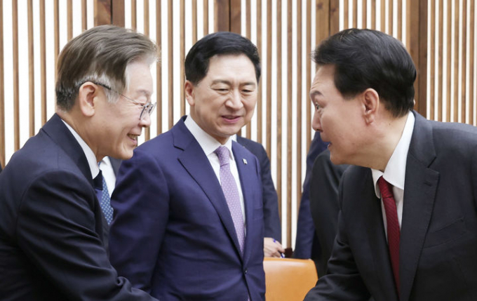 더불어민주당이 오는 29일 예정된 영수회담에 대해 총선 민의를 온전히 반영하라고 강조했다. 사진은 지난해 10월31일 서울 여의도 국회에서 2024년도 예산안 및 기금운용 계획안에 대한 시정연설에 앞서 사전 환담에서 만난 이재명(왼쪽) 더불어민주당 대표와 윤석열 대통령. /사진=뉴시스(대통령실 제공)