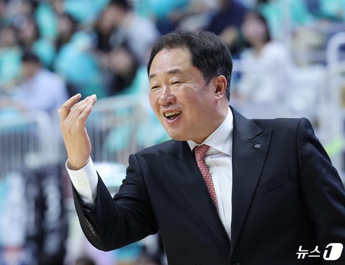 [사진] 미소 짓는 정찬진 감독