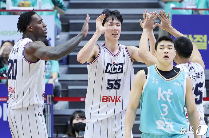 [사진] 축하 받는 송교창