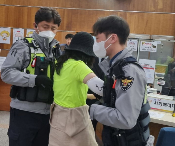 지자체가 악성민원으로부터 공무원 보호에 나섰다. 사진은 서울 도봉구청 민원실에서 진행되는 악성민원 대응 경찰합동 모의훈련. /사진=뉴시스(도봉구 제공)