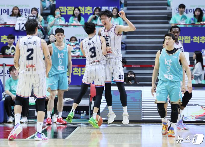 27일 오후 경기도 수원시 권선구 수원KT소닉붐아레나에서 열린 '2023-2024 정관장 프로농구' 챔피언결정전 1차전 수원 KT와 부산 KCC의 경기에서 골밑슛을 넣은 부산 송교창과 허웅이 기뻐하고 있다. 2024.4.27/뉴스1 ⓒ News1 이재명 기자
