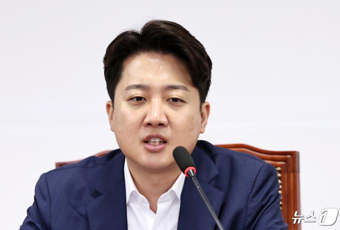이준석 개혁신당 대표가 서울 여의도 국회에서 열린 최고위원회의에서 모두발언을 하고 있다. 2024.4.26/뉴스1 ⓒ News1 구윤성 기자