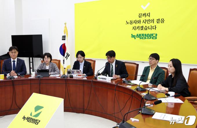 김준우 녹색정의당 상임대표가 25일 오전 서울 여의도 국회에서 열린 상무위원회의에서 모두발언을 하고 있다. (자료사진) 2024.4.25/뉴스1 ⓒ News1 구윤성 기자