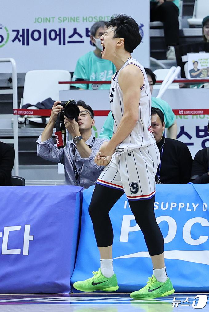27일 오후 경기도 수원시 권선구 수원KT소닉붐아레나에서 열린 '2023-2024 정관장 프로농구' 챔피언결정전 1차전 수원 KT와 부산 KCC의 경기에서 부산 허웅이 골밑슛을 넣은 후 포효하고 있다. 2024.4.27/뉴스1 ⓒ News1 이재명 기자