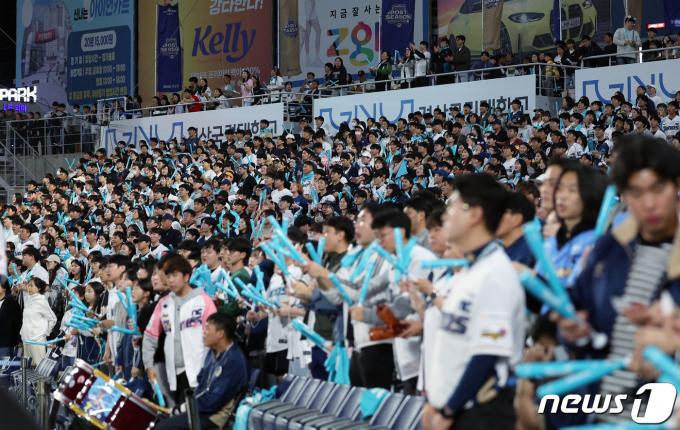 3일 오후 경남 창원시 마산회원구 양덕동 창원NC파크에서 열린 프로야구 '2023 신한은행 SOL KBO 포스트시즌' 플레이오프 4차전 NC 다이노스와 kt 위즈의 경기에서 팬들이 열정적인 응원을 펼치고 있다. 2023.11.3/뉴스1 ⓒ News1 박정호 기자