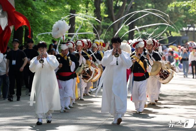 [사진] 궁중문화축전 길놀이 공연