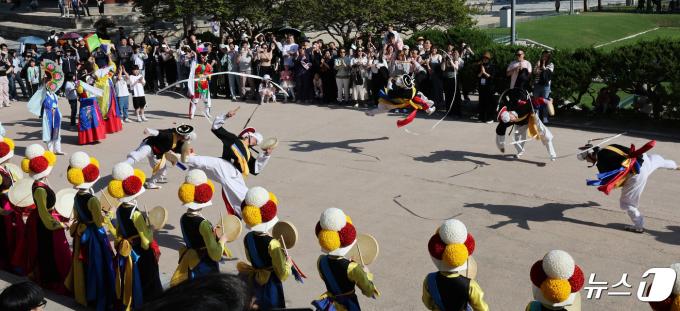 [사진] '얼쑤~' 궁중문화축전 길놀이패 공연