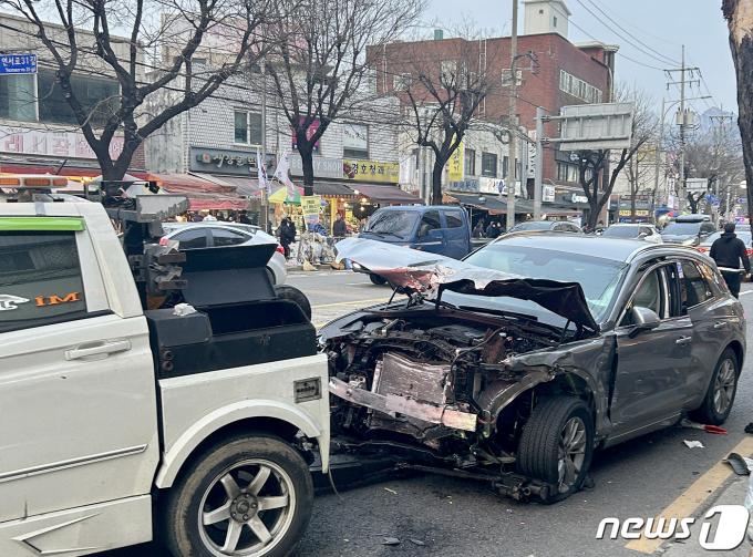 29일 오후 서울 은평구 연신내역 인근에서 승용차 7대와 이륜차 1대가 추돌하는 사고가 발생해 경찰 및 소방관 등 관계자들이 현장을 수습하고 있다. (독자 제공) 2024.2.29/뉴스1 ⓒ News1 장수영 기자