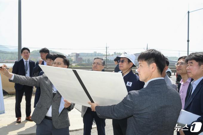 [사진] 사업 추진 경과 브리핑 받는 박상우 국토교통부 장관