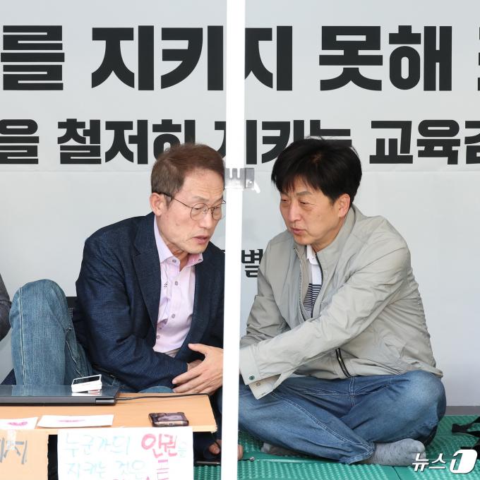 [사진] 오기형 의원과 대화 나누는 조희연 교육감