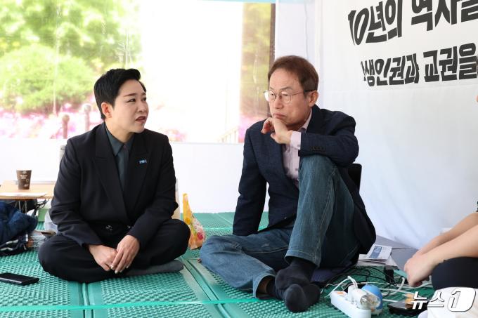 [사진] 김재원 조국혁신당 당선인과 대화 나누는 조희연 교육감