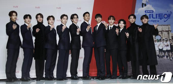 그룹 세븐틴(Seventeen)의 준(왼쪽부터), 호시, 디에잇, 디노, 버논, 원우, 민규, 도겸, 승관, 우지, 죠슈아, 에스쿱스 ⓒ 뉴스1 권현진 기자