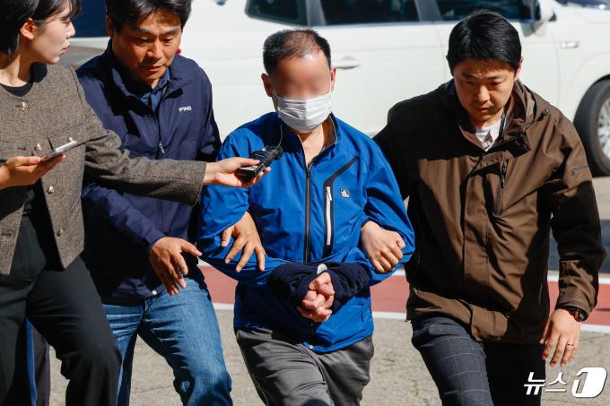 자신의 사건을 맡은 대법관에게 앙심을 품고 살해 협박한 50대 남성이 25일 강원도 원주에서 긴급 체포된 뒤 서울 서초경찰서로 압송되고 있다. 2024.4.25/뉴스1 ⓒ News1 안은나 기자