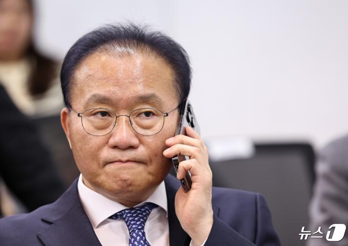 윤재옥 국민의힘 원내대표 겸 대표 직무대행이 서울 여의도 국회도서관에서 열린 국회입법조사처 설립 17주년 기념식에서 통화를 하고 있다. 2024.4.26/뉴스1 ⓒ News1 구윤성 기자